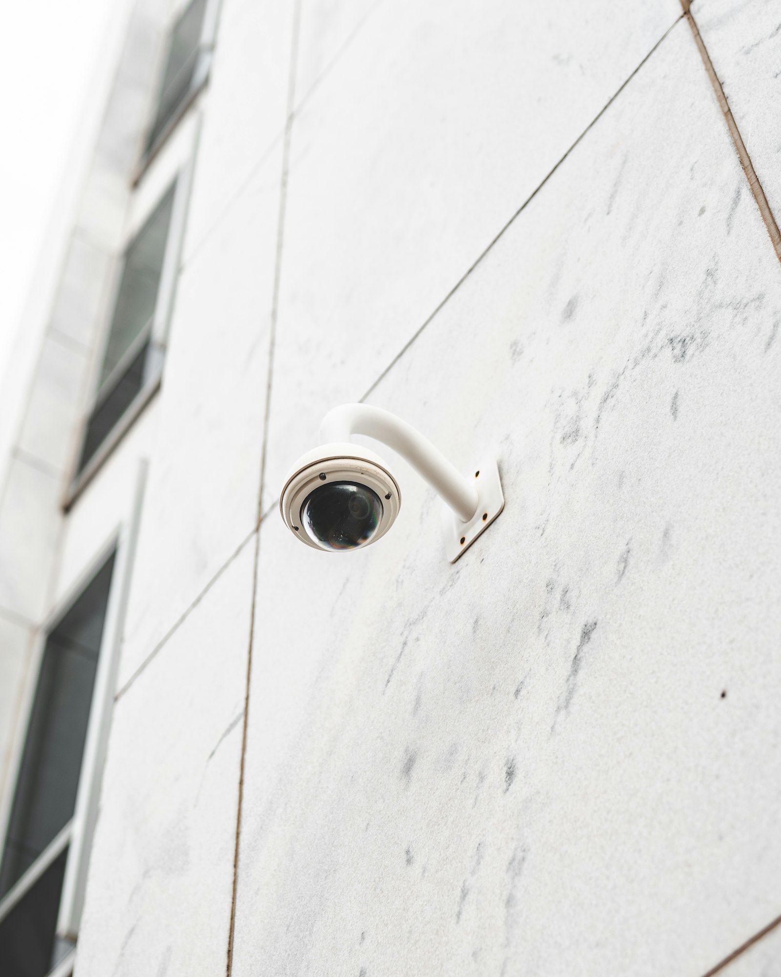 Telecamera di videosorveglianza installata su facciata